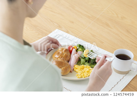 吃飯的女人的手 124574459