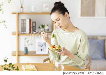 膩了吃沙拉的女人 124574658