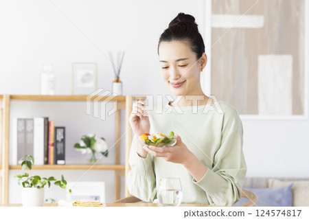 飲食 女人 吃 沙拉 124574817