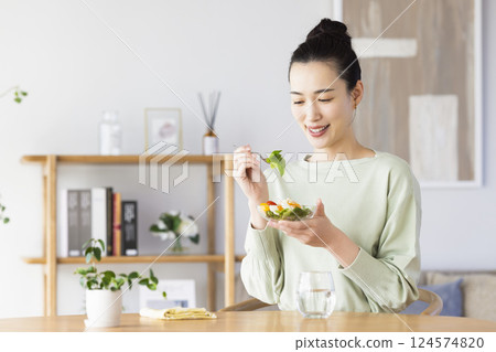 Diet Woman eating salad Diet Woman eating salad 124574820