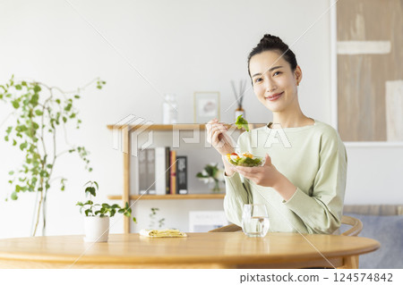 飲食 女人 吃 沙拉 124574842