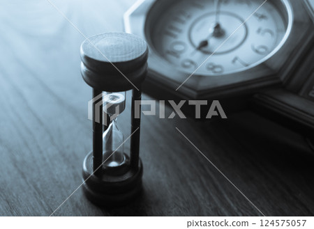 沙漏和舊時鐘掛鍾小時時間 沙漏和舊時鐘掛鍾小時時間 124575057