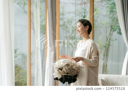 洗衣的女人 洗衣的女人 124575528