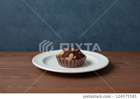 Chocolate cupcakes on a wooden table 124575595