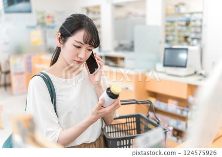 在藥房/藥店打電話時對購物感到困擾和擔心的亞洲女性 124575926