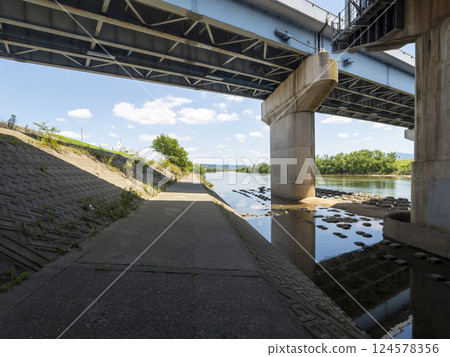 橋墩及江景 124578356