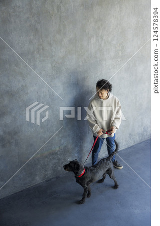 一名男子正在訓練一名狗 124578394