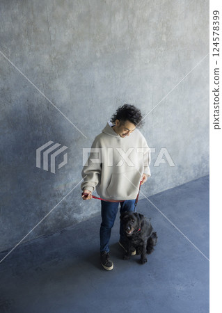 一名男子正在訓練一名狗 124578399