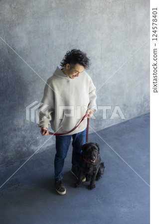 一名男子正在訓練一名狗 124578401