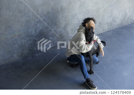 一名男子正在訓練一名狗 124578409