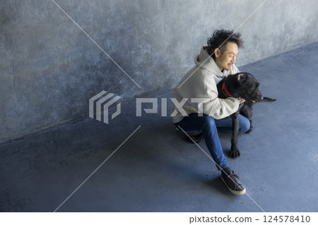 一名男子正在訓練一名狗 124578410