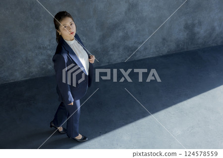 步行西裝形狀的女人 124578559