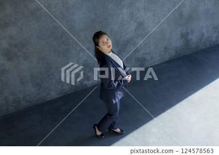 步行西裝形狀的女人 124578563