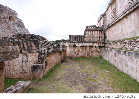 Mayan ruins of Uxmal, yucatan, mexico Mayan ruins of Uxmal, yucatan, mexico 124579192