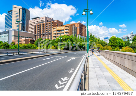 [東京] 夏季綠意盎然的御茶水 124579497