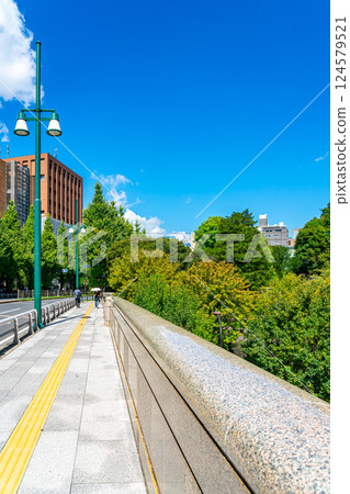 [Tokyo] Ochanomizu, with its beautiful summer greenery 124579521