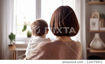 一位婦女懷抱孩子背影 124579952