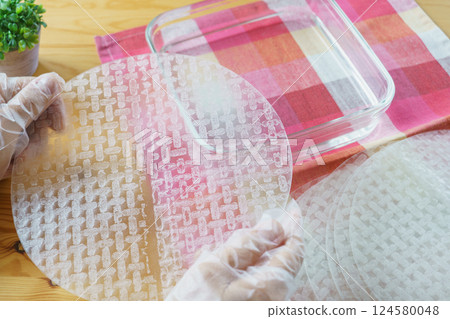 米紙與一碗水 |將宣紙浸泡在水中的圖片 米紙與一碗水 |將宣紙浸泡在水中的圖片 124580048