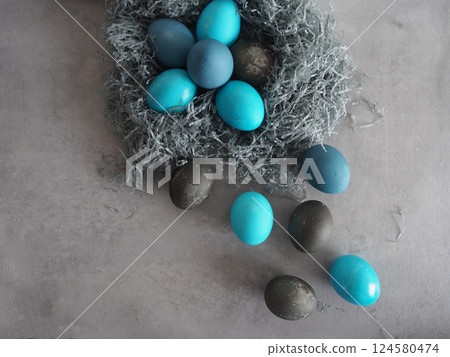 Coloring Easter eggs with natural dyes 124580474