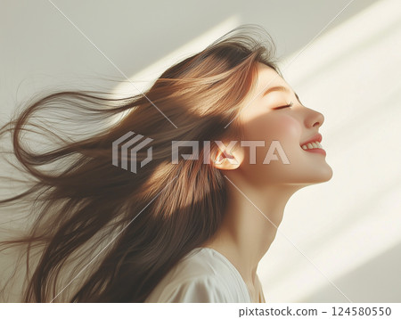 一位西方女性的側面，有著美麗、光滑且整潔的頭髮 124580550