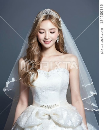 一個穿著白色連衣裙的女人 一個穿著白色連衣裙的女人 124580586