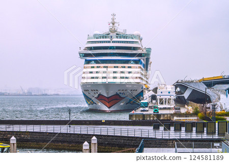 日本橫濱城市景觀 - 首次抵港的「AIDA Stella」號停泊在大棧橋碼頭...下雨。冬天的寒冷又回來了... = 4 月 1 日 124581189