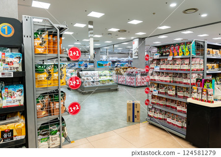 Shopping at Seoul Station supermarket LOTTE Mart ZETTAPLEX Seoul, Korea 124581279