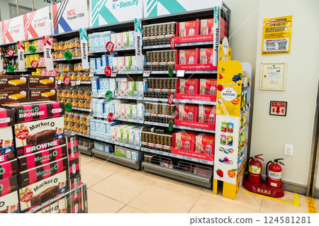 Buying snacks at a supermarket in Seoul Station, LOTTE Mart ZETTAPLEX, Seoul, Korea 124581281