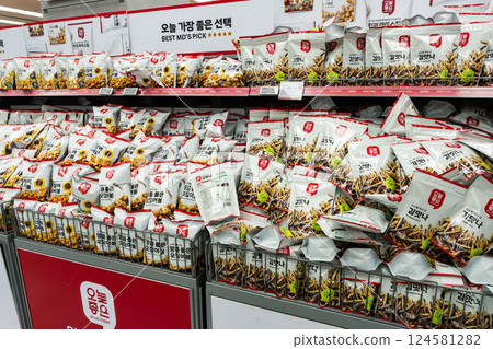 Buying snacks at a supermarket in Seoul Station, LOTTE Mart ZETTAPLEX, Korea Buying snacks at a supermarket in Seoul Station, LOTTE Mart ZETTAPLEX, Korea 124581282