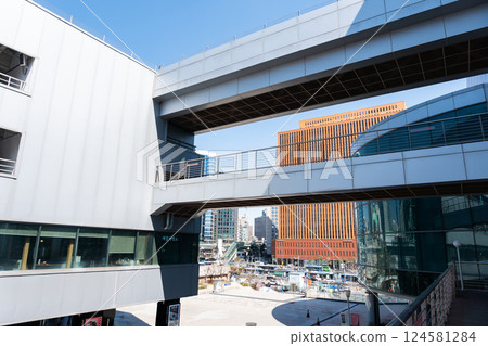 View from LOTTE Mart ZETTAPLEX at Seoul Station, blue spring sky, Seoul, Korea View from LOTTE Mart ZETTAPLEX at Seoul Station, blue spring sky, Seoul, Korea 124581284