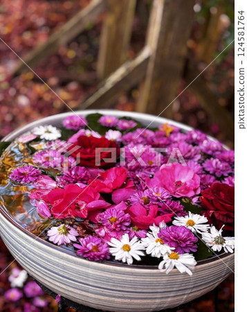 漂浮在水面上的花 漂浮在水面上的花 124581764