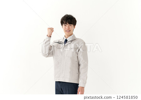 穿著工作服的年輕人，握拳 124581850