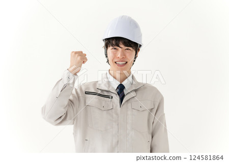 穿著工作服的年輕人，握拳 124581864