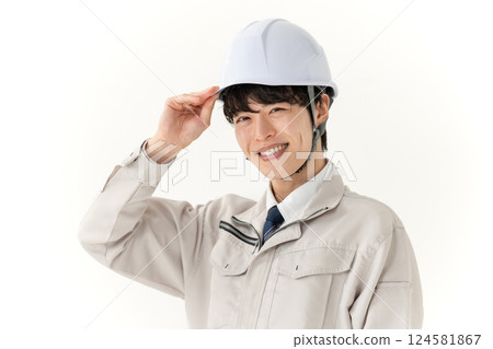 一個年輕人在衣服上工作 124581867