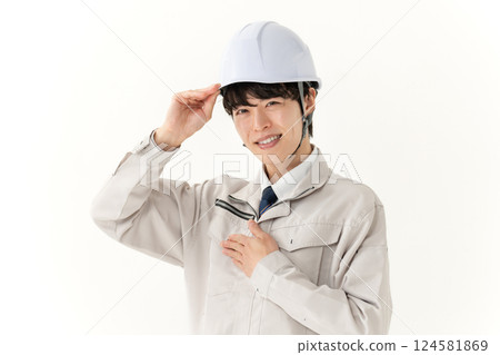 一個年輕人在衣服上工作 124581869