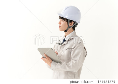 穿著工作服、拿著平板電腦的年輕人 124581875