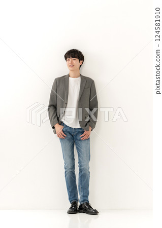 Casual business man full body 124581910