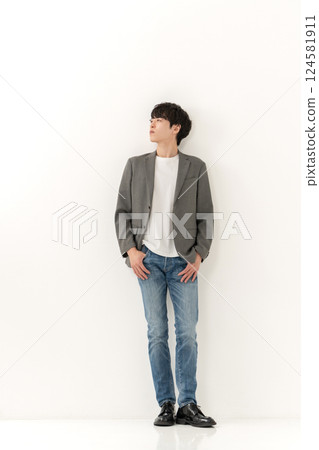 Casual business man full body 124581911