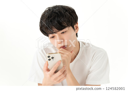 看著智能手機的男人 124582001
