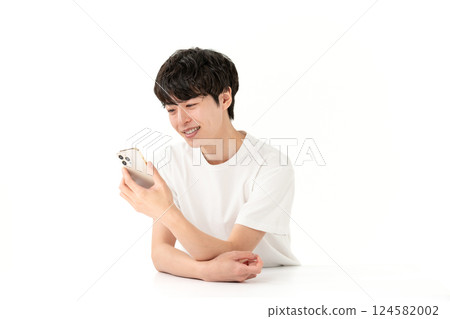 看著智能手機的男人 124582002
