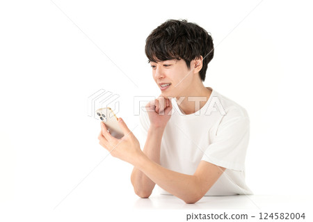 Men looking at smartphones 124582004