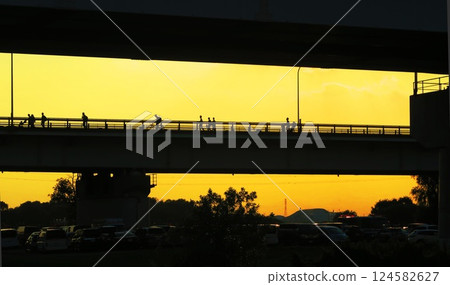 Sunset view of Toda Bridge on National Route 17 (Nakasendo), which spans the Arakawa River between Funado, Itabashi Ward, Tokyo and Kawagishi, Toda City, Saitama Prefecture 124582627