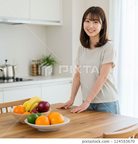 一個女人站在廚房裡 124583670