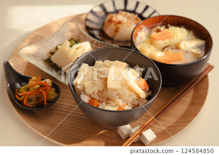 用竹筍煮的米飯、放了豐富食材的味噌湯、還有煮嫩竹筍等小菜的日式套餐。日本家庭料理 用竹筍煮的米飯、放了豐富食材的味噌湯、還有煮嫩竹筍等小菜的日式套餐。日本家庭料理 124584850