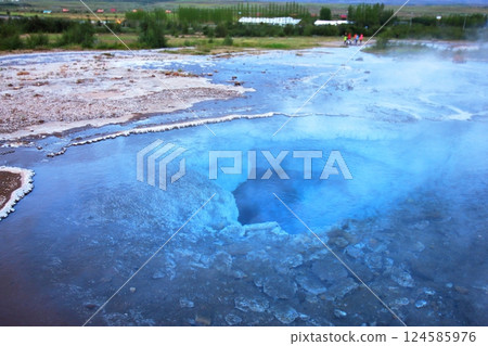 Summer trip to Iceland, the beautiful natural geyser Strokkur 124585976