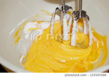 Mix egg yolk and granulated sugar03 124585986