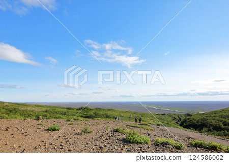 Trekking in the Icelandic wilderness 124586002