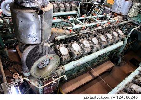 The source of power that crossed the strait and connected the Aomori-Hakodate Ferry... The first engine room of the Aomori-Hakodate Ferry [Tsugaru Maru II] 124586246