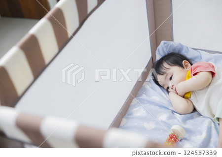 嬰兒在嬰兒床裡 嬰兒在嬰兒床裡 124587339
