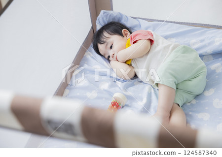 嬰兒在嬰兒床裡 嬰兒在嬰兒床裡 124587340